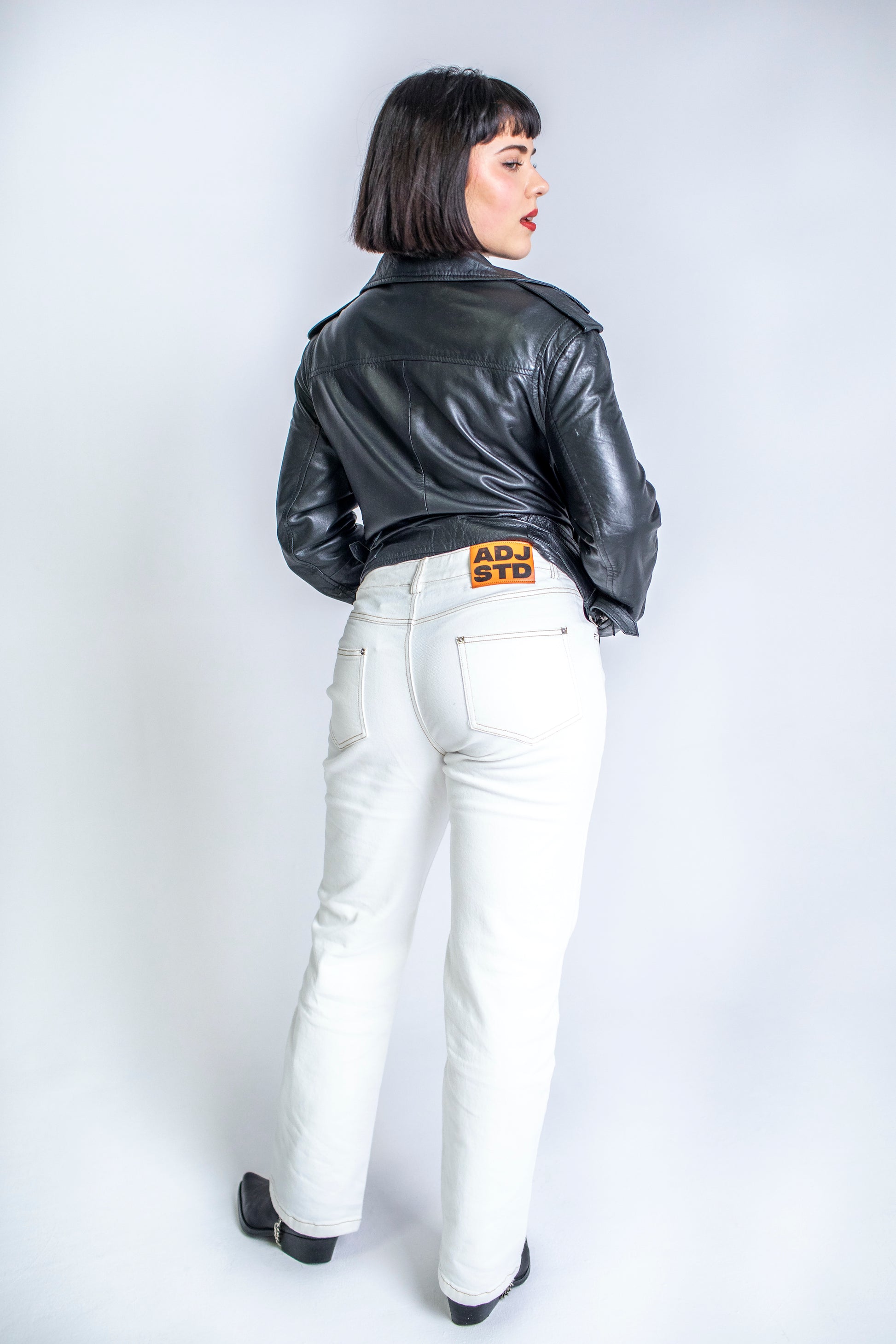 jasne jeansy, boyfriendy damskie, jeansy kremowe, Białe jeansy damskie, Białe mom jeans, jeansy damskie z wysokim stanem, luźny krój, dżinsy damskie, jeansy białe, wysoki stan jeansy, straight, rozszerzana nogawka, tył