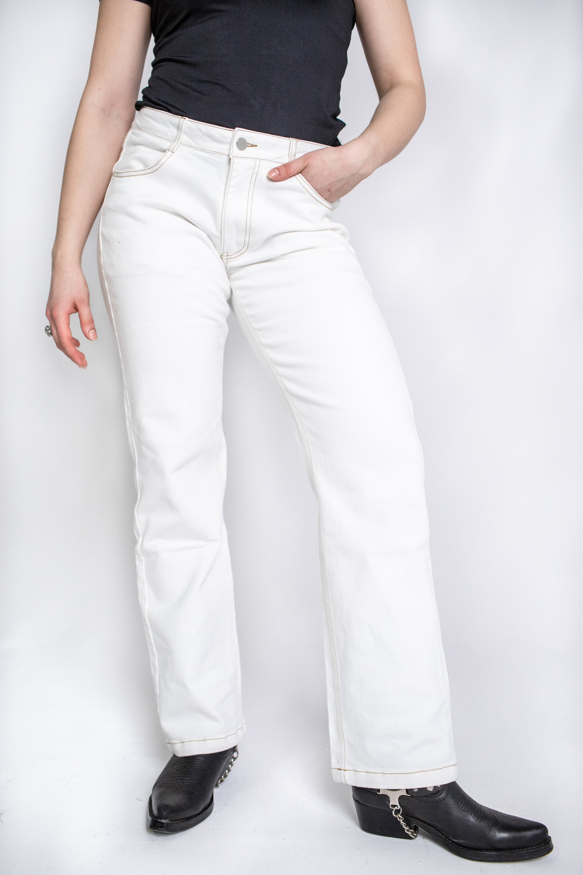 jasne jeansy, boyfriendy damskie, jeansy kremowe, Białe jeansy damskie, Białe mom jeans, jeansy damskie z wysokim stanem, luźny krój, dżinsy damskie, jeansy białe, wysoki stan jeansy, straight, rozszerzana nogawka, tył, detal przód, dżinsy mom, luźne spodnie