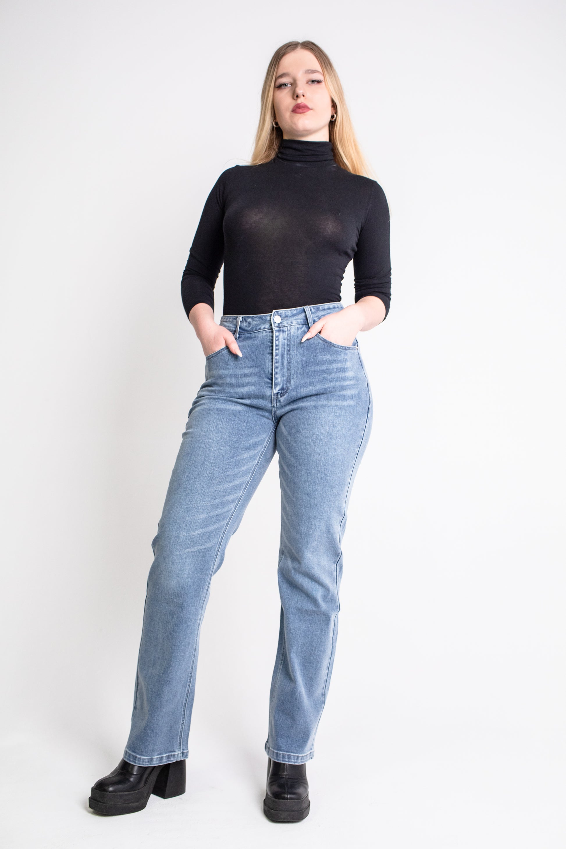 Jasnoniebieskie jeansy damskie z wysokim stanem i prostym krojem, dżinsy damskie, jeansy niebieskie, wysoki stan jeansy, prosta nogawka, przód, straight jeans, proste dżinsy, niebieski jeansy damskie, dżinsy ze wysokim stanem, jeansy damskie, jasne jeansy,