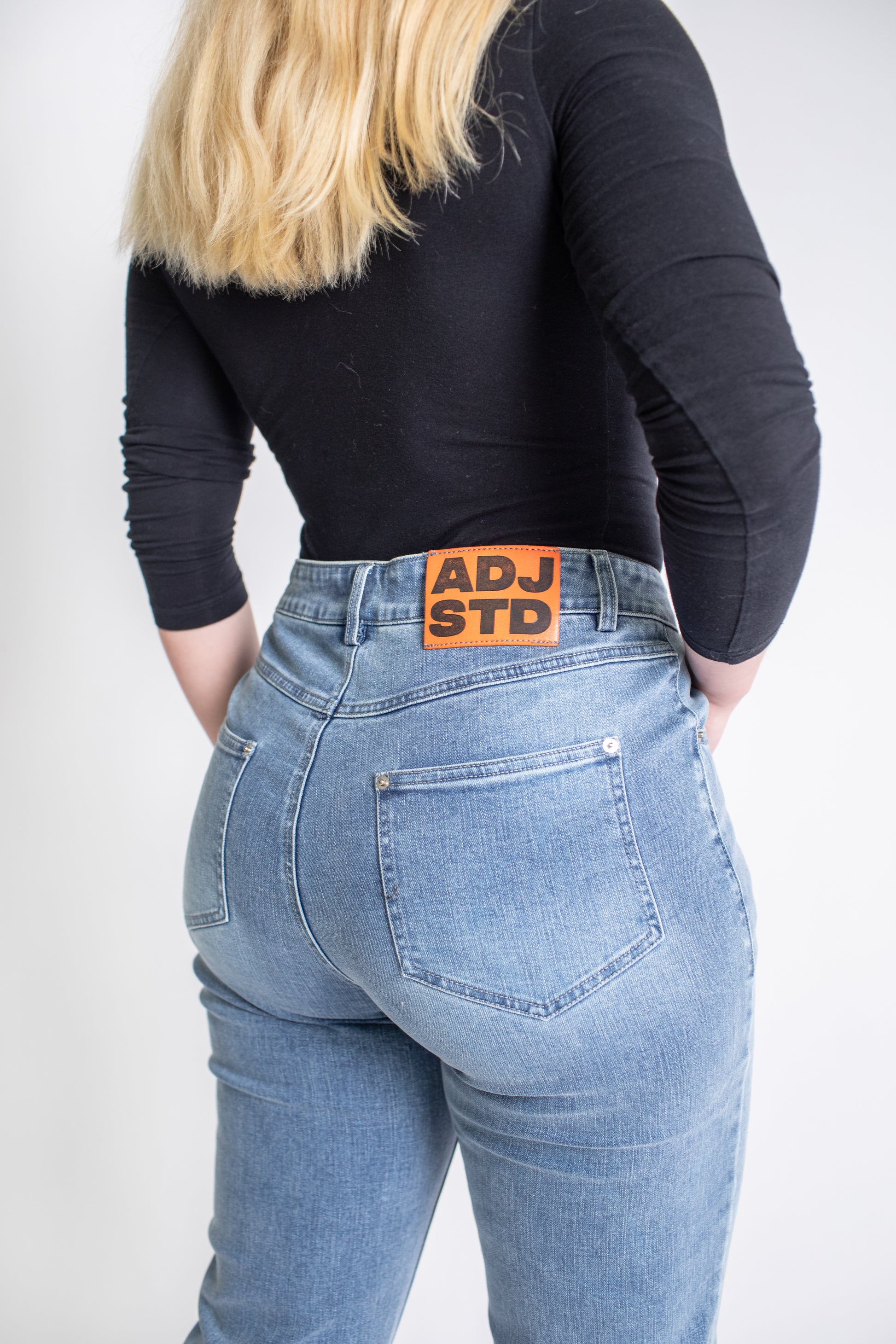 Jasnoniebieskie jeansy damskie z wysokim stanem i prostym krojem, prosty krój, regular fit, dżinsy damskie, jeansy niebieskie, wysoki stan jeansy, prosta nogawka, detal