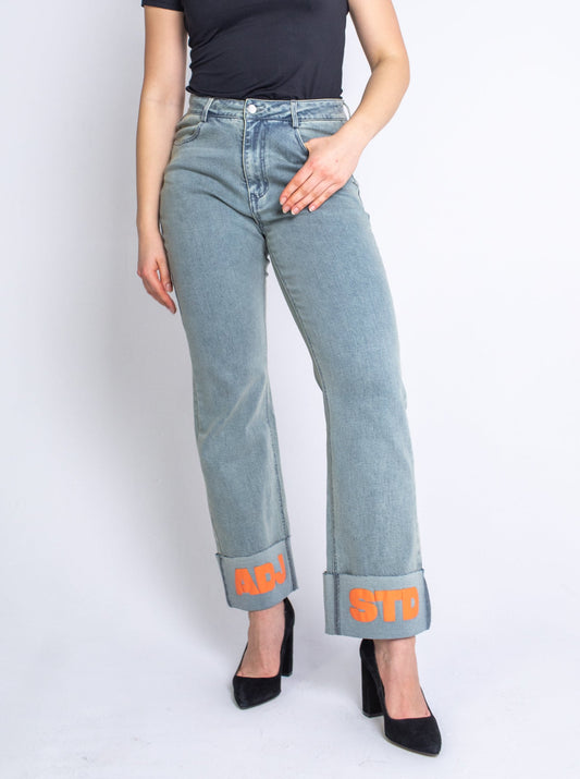 jasnoniebieskie jeansy, jeansy damskie, szare dżinsy, proste jeansy, jeansy markowe, jeansy z logo, dżinsy damskie, wysoki stan, modne dżinsy, jeansy regular fit, high waist jeans, przód