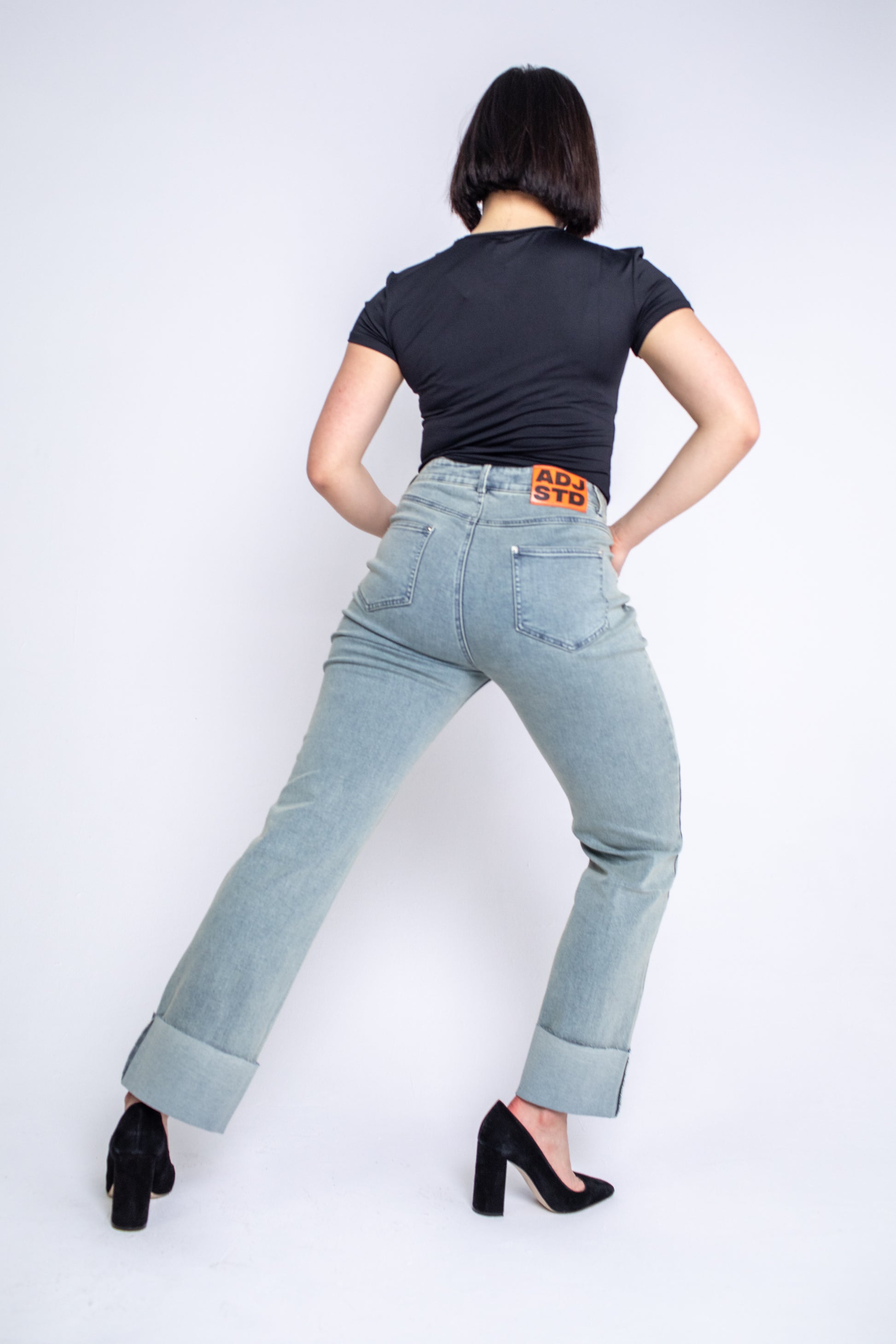 jasnoniebieskie jeansy, jeansy damskie, szare jeansy, damskie, szare dżinsy, proste jeansy, jeansy markowe, jeansy z logo, dżinsy damskie, wysoki stan, modne dżinsy, jeansy regular fit, high waist jeans, washed blue jeans