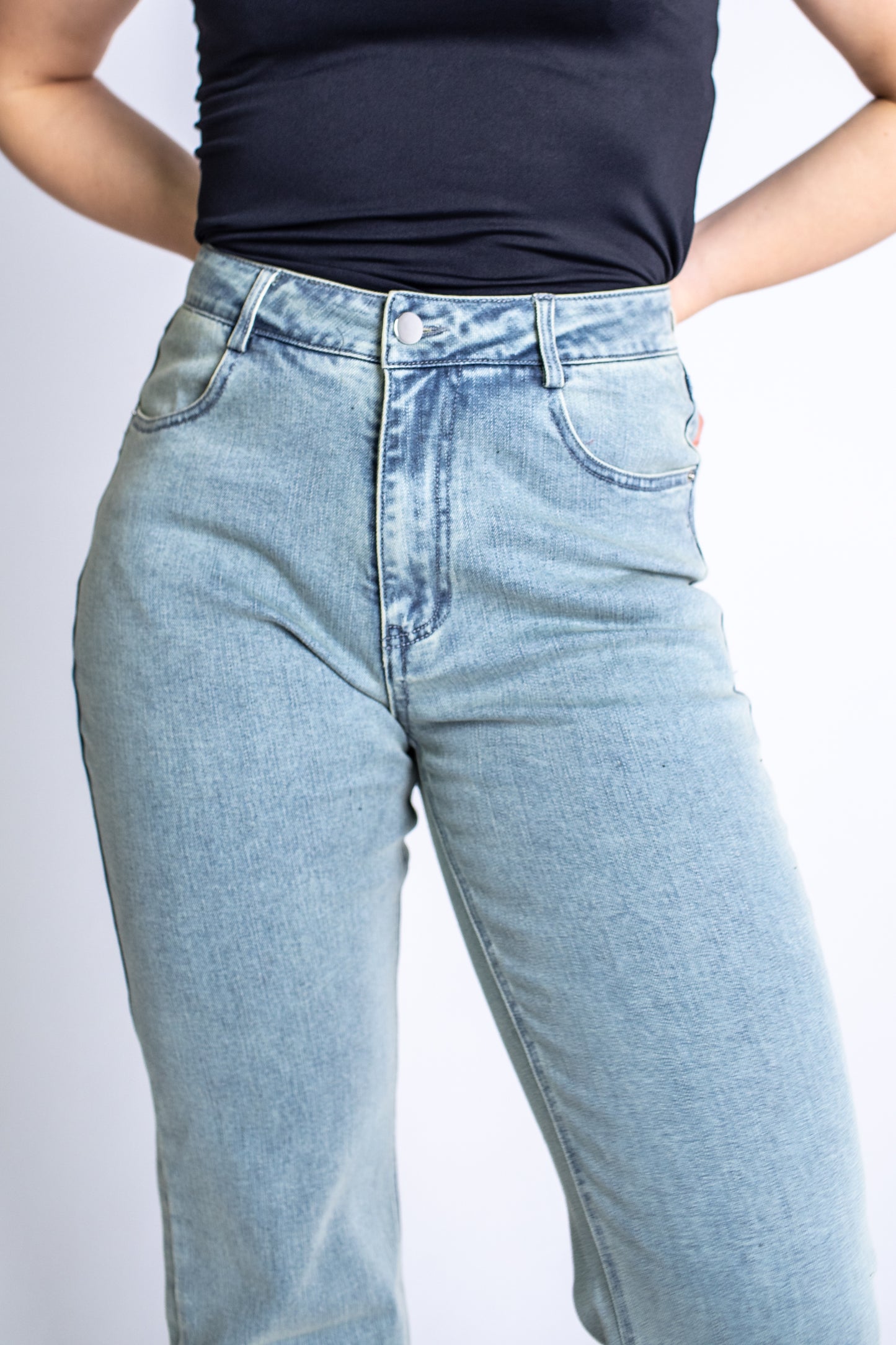 jasnoniebieskie jeansy, jeansy damskie, jeansy z wysokim stanem, szare jeansy, damskie, szare dżinsy, proste jeansy, jeansy markowe, jeansy z logo, dżinsy damskie, wysoki stan, modne dżinsy, jeansy regular fit, high waist jeans, washed blue jeans