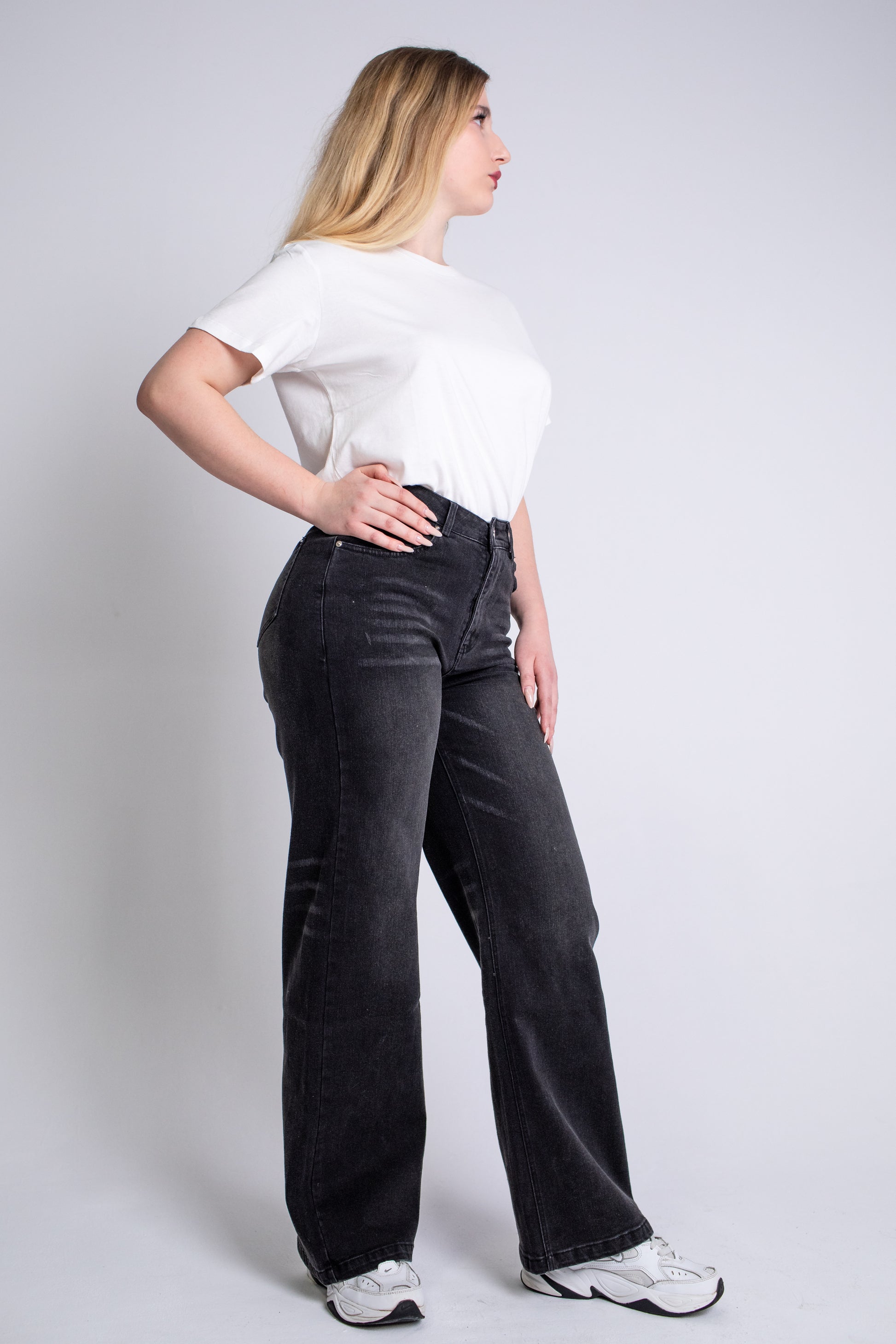 czarne baggy jeans, szeroka nogawka, dźinsy z szeroką nogawką, jeansy damskie z wysokim stanem luźny krój, dżinsy damskie, jeansy czarne, wysoki stan jeansy, baggy, rozszerzana nogawka nogawka, przód, jeansy z przetarciami, washed jeans, dżinsy czarne, jeansy szare