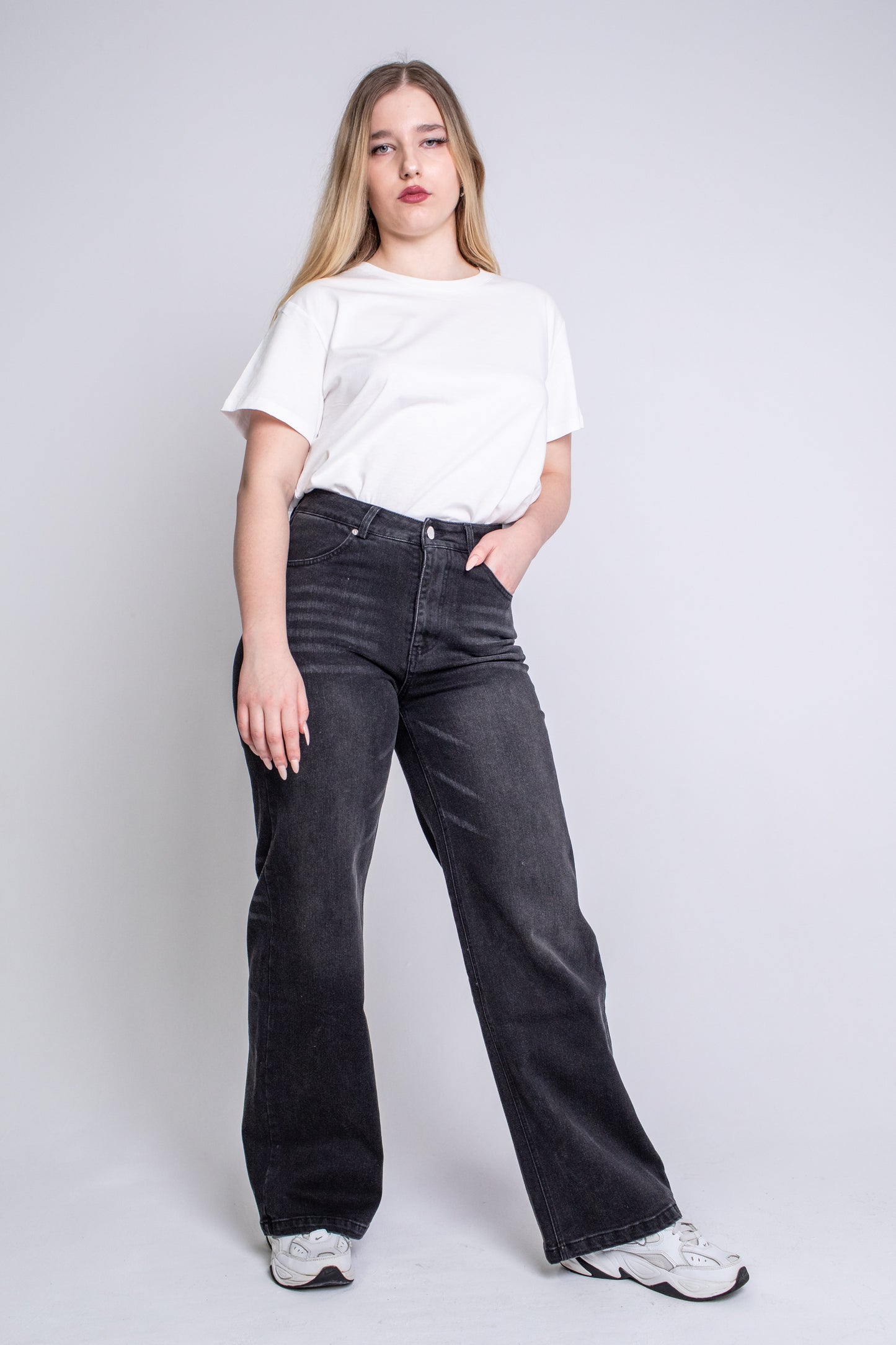 czarne baggy jeans, szeroka nogawka, dźinsy z szeroką nogawką, jeansy damskie z wysokim stanem luźny krój, dżinsy damskie, jeansy czarne, wysoki stan jeansy, baggy, rozszerzana nogawka nogawka, przód, jeansy z przetarciami, washed jeans, dżinsy czarne, jeansy szare, wideleg, wide leg