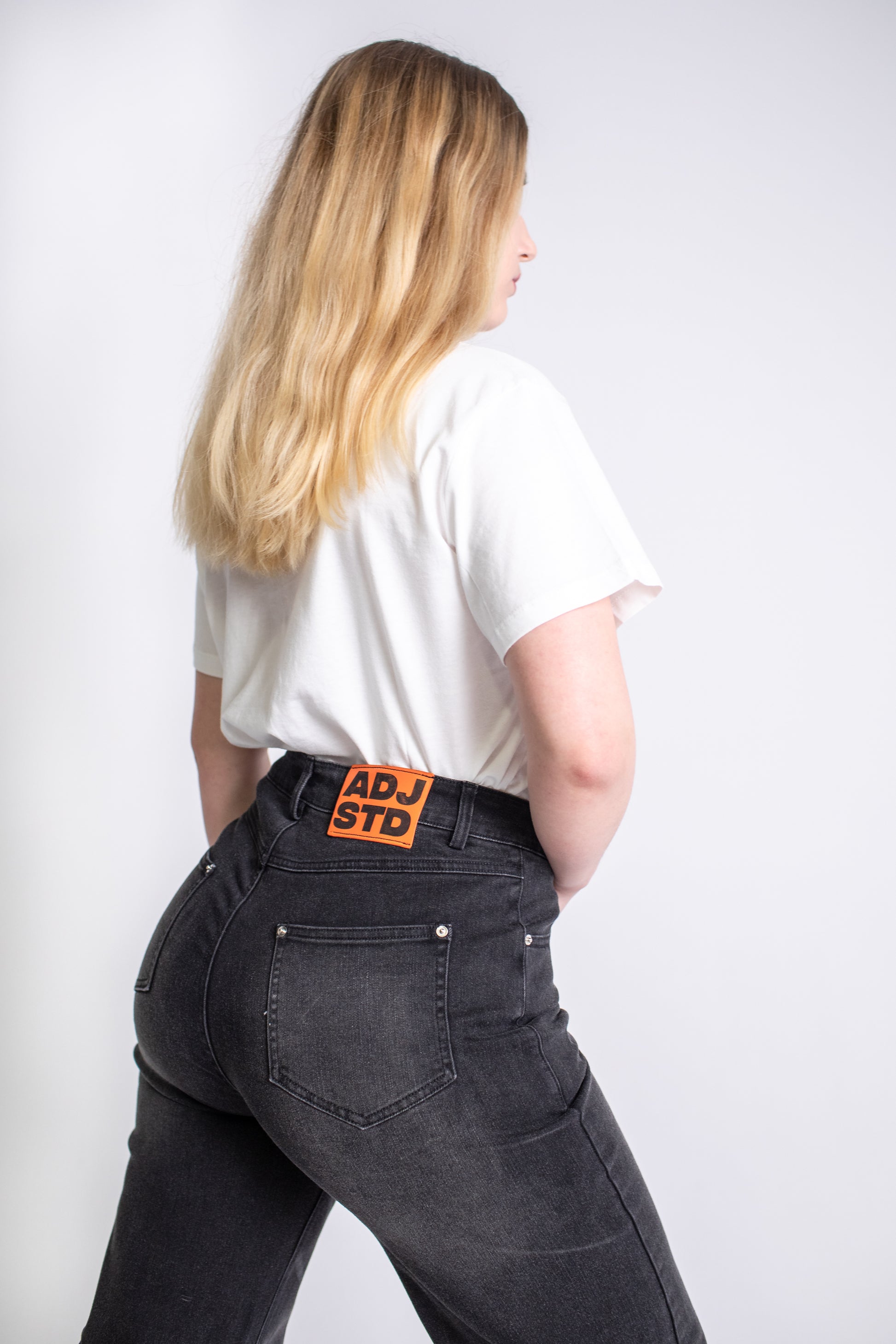 czarne baggy jeans, jeansy damskie z wysokim stanem luźny krój, dżinsy damskie, jeansy czarne, wysoki stan jeansy, baggy, rozszerzana nogawka nogawka, tył detal, jeansy z przetarciami, washed jeans, dżinsy czarne, jeansy szare, dżinsy damskie z wypokim stanem, dżinsy plus size