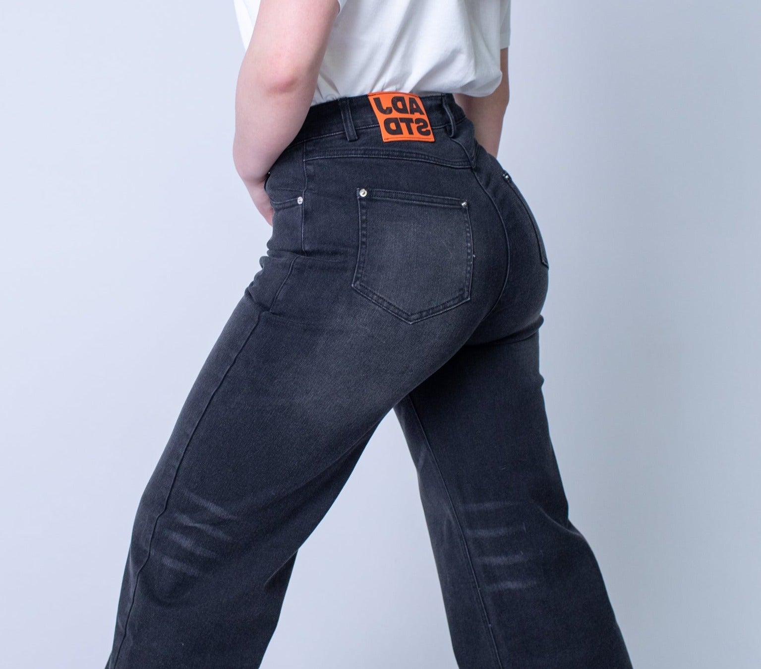 czarne baggy jeans, jeansy damskie z wysokim stanem luźny krój, dżinsy damskie, jeansy czarne, wysoki stan jeansy, baggy, rozszerzana nogawka nogawka, tył detal, jeansy z przetarciami, washed jeans, dżinsy czarne, jeansy szare, dżinsy damskie z wypokim stanem, dżinsy plus size