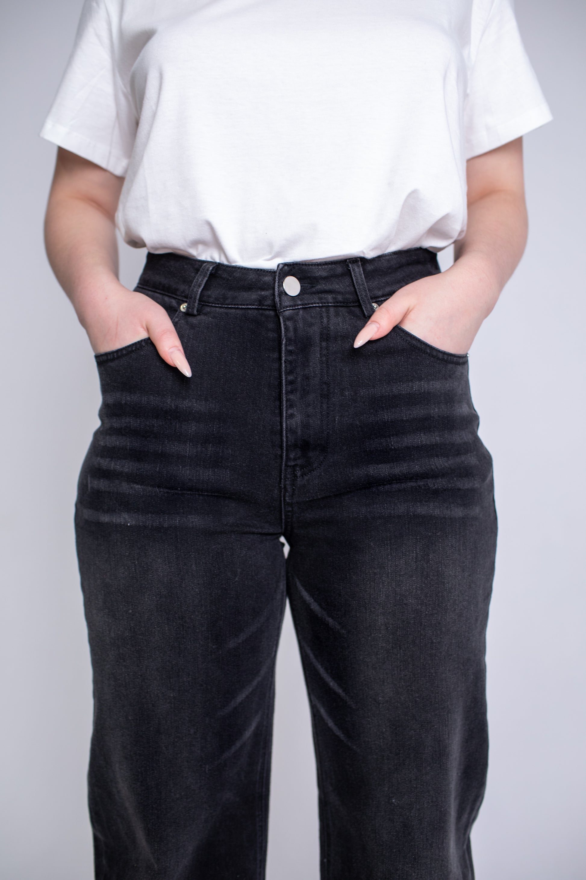 czarne baggy jeans, szeroka nogawka, dżinsy z szeroką nogawką, jeansy damskie z wysokim stanem luźny krój, dżinsy damskie, jeansy czarne, wysoki stan jeansy, baggy, rozszerzana nogawka nogawka, przód, jeansy z przetarciami, washed jeans, dżinsy czarne, jeansy szare