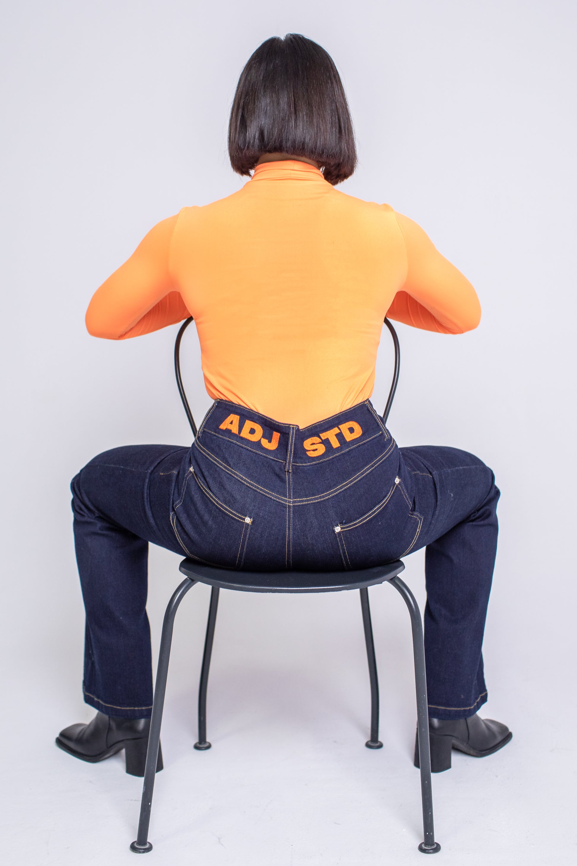 jeansy z wysokim stanem, szerokie jeansy, jeansy flare, navy jeans, jeansy z rozszerzaną nogawką, wide leg, granatowe jeansy, dżinsy z wysokim stanem, dżinsy dzwony, jeansy vintage