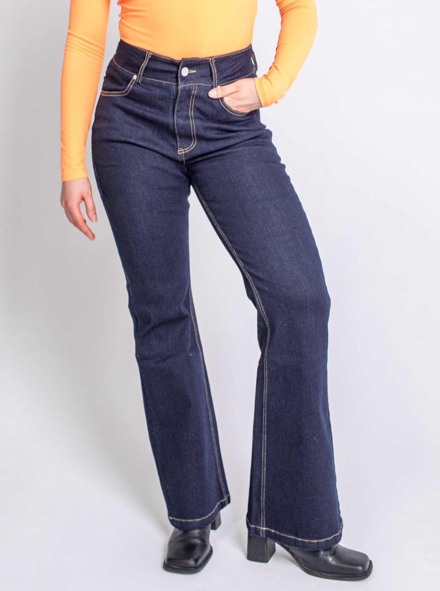 jeansy z wysokim stanem, szerokie jeansy, jeansy flare, navy jeans, jeansy z rozszerzaną nogawką, granatowe jeansy, dżinsy z wysokim stanem, dżinsy dzwony, jeansy vintage