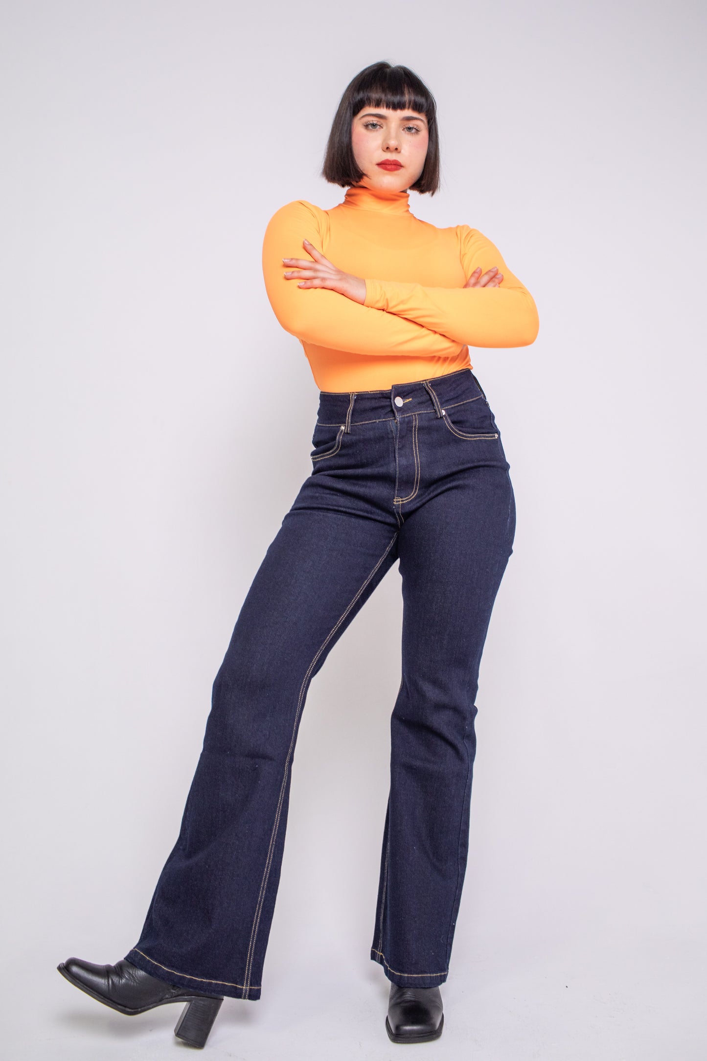 jeansy z wysokim stanem, szerokie jeansy, jeansy flare, navy jeans, jeansy z rozszerzaną nogawką, granatowe jeansy, dżinsy z wysokim stanem, dżinsy dzwony, jeansy vintage