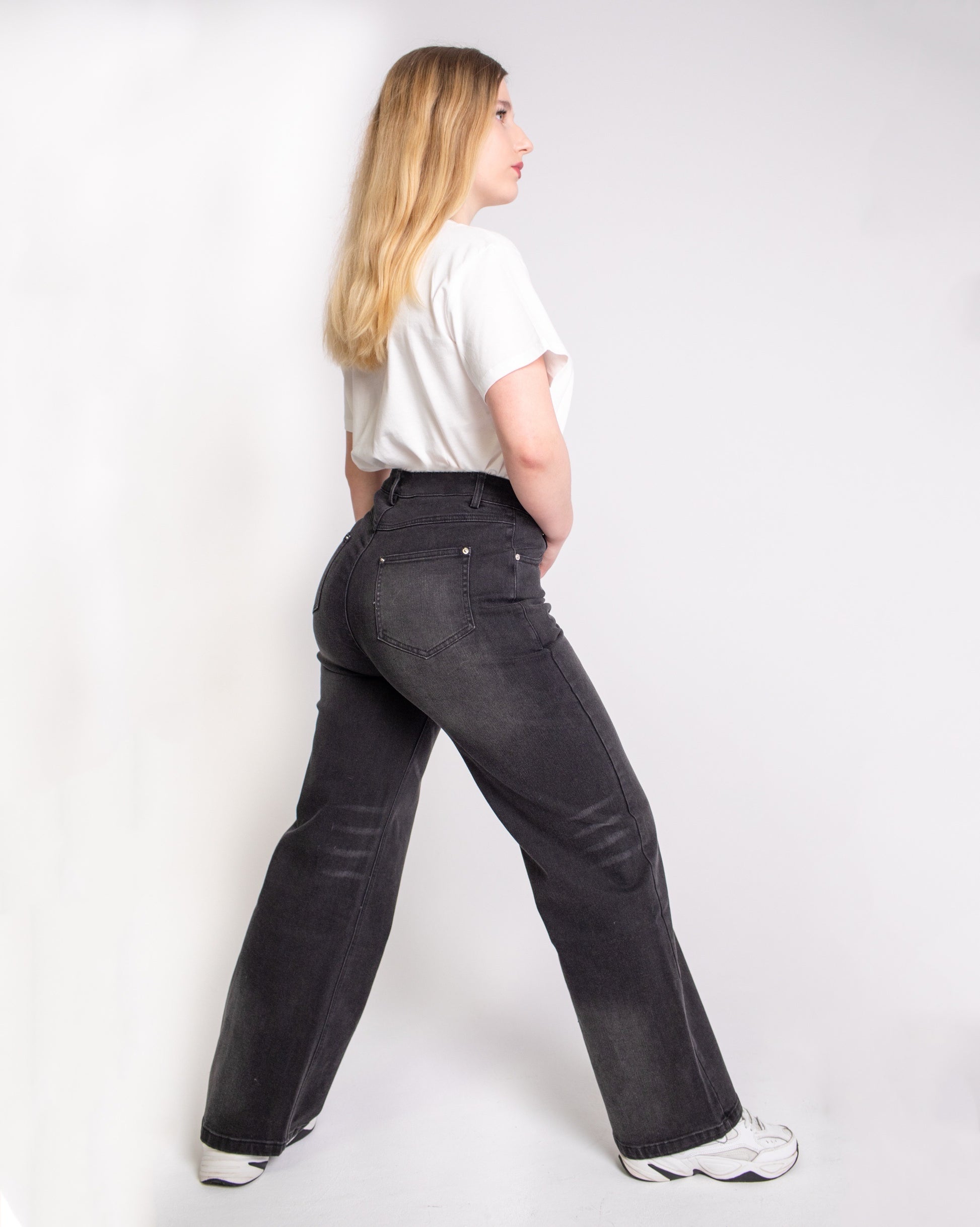 czarne baggy jeans, jeansy damskie z wysokim stanem luźny krój, dżinsy damskie, jeansy czarne, wysoki stan jeansy, baggy, rozszerzana nogawka nogawka, tył.