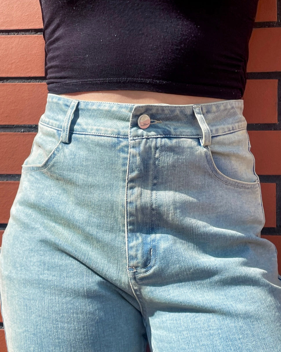 Jasnoniebieskie jeansy damskie z wysokim stanem i prostym krojem, dżinsy damskie, High waist, szare jeansy, jeansy niebieskie, wysoki stan jeansy z wysokim stanem, jeansy damskie, rurki, prosta nogawka, ucięta nogawka, cropped leg, detal, szaroniebieskei jeansy, washed jeans