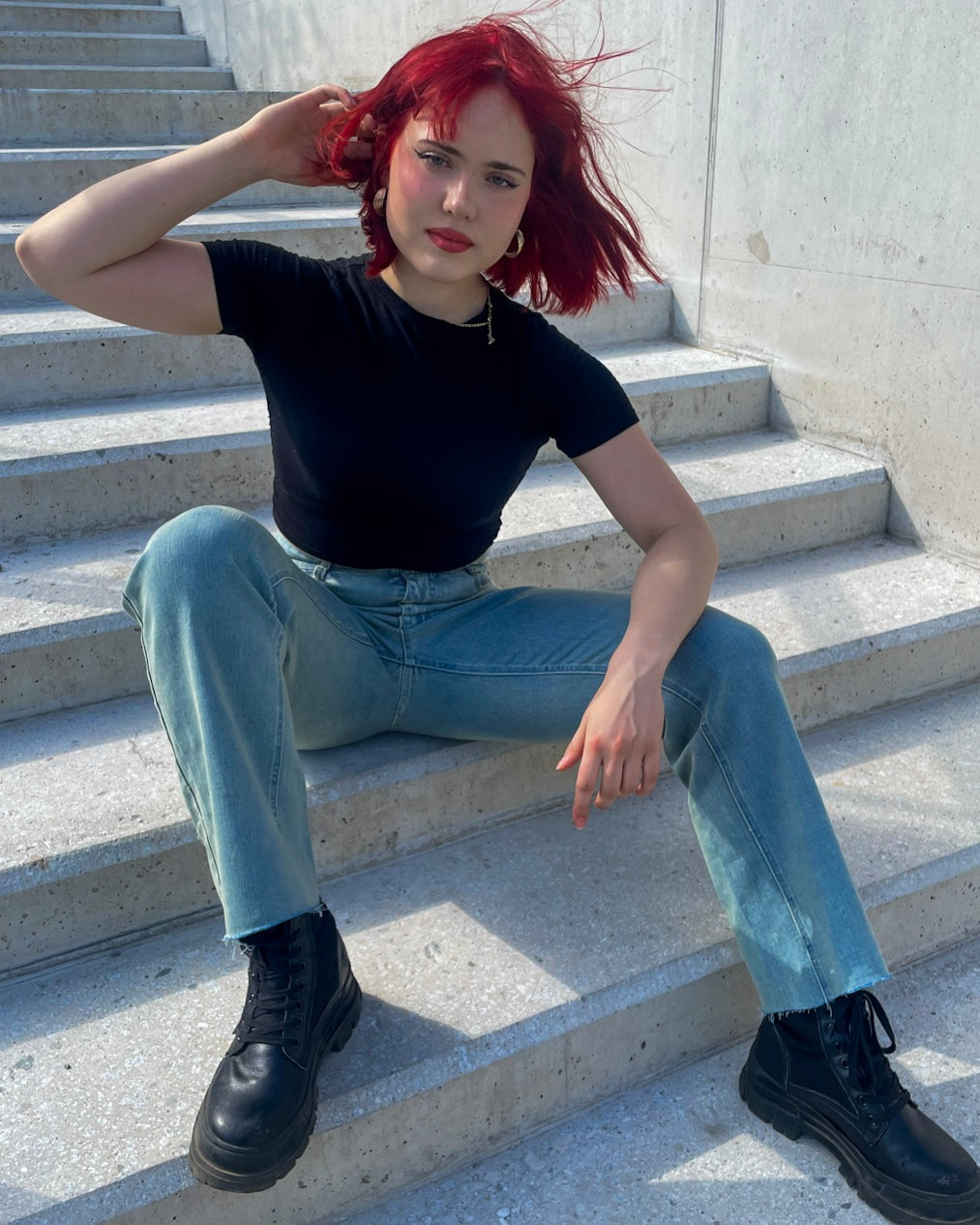 Jasnoniebieskie jeansy damskie z wysokim stanem i prostym krojem, dżinsy damskie, High waist, szare jeansy, jeansy niebieskie, wysoki stan jeansy z wysokim stanem, jeansy damskie, rurki, prosta nogawka,bok, ucięta nogawka, cropped leg, szaroniebieskei jeansy, washed jeans