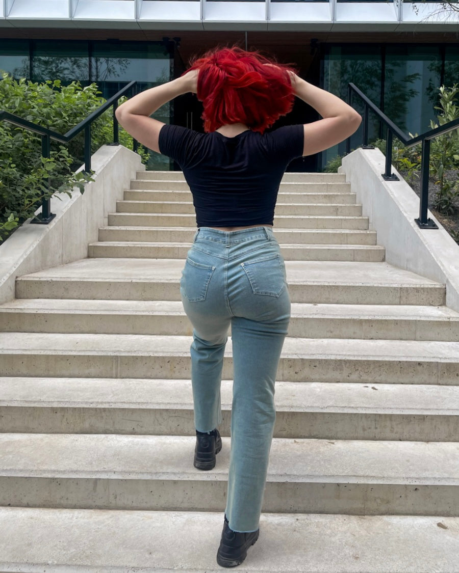 Jasnoniebieskie jeansy damskie z wysokim stanem i prostym krojem, dżinsy damskie, High waist, szare jeansy, jeansy niebieskie, wysoki stan jeansy z wysokim stanem, jeansy damskie, rurki, prosta nogawka, ucięta nogawka, cropped leg, tył detal, szaroniebieskei jeansy, washed jeans