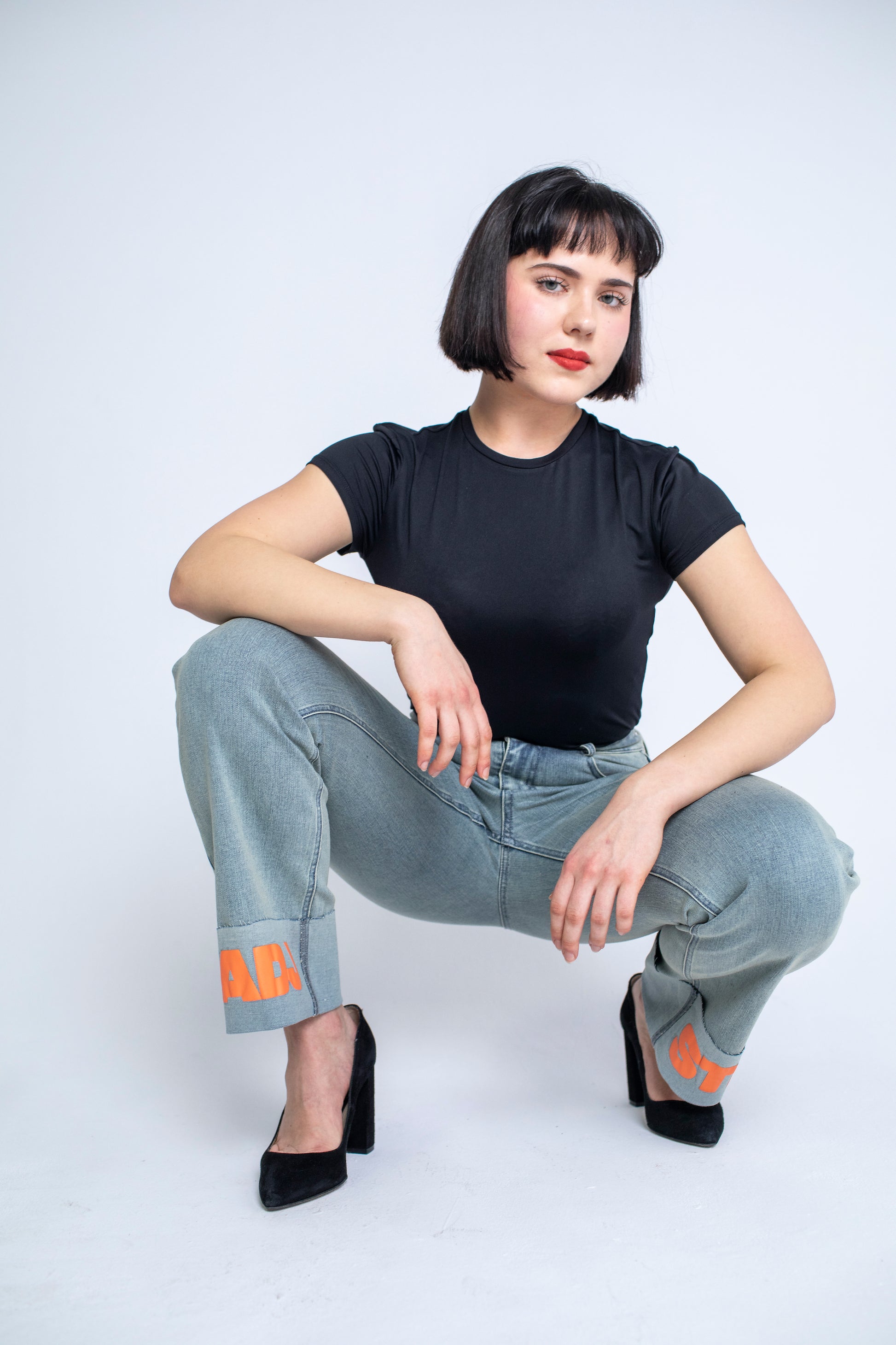 jasnoniebieskie jeansy, jeansy damskie, jeansy z wysokim stanem, szare jeansy, damskie, szare dżinsy, proste jeansy, jeansy markowe, jeansy z logo, dżinsy damskie, wysoki stan, modne dżinsy, jeansy regular fit, high waist jeans, washed blue jeans