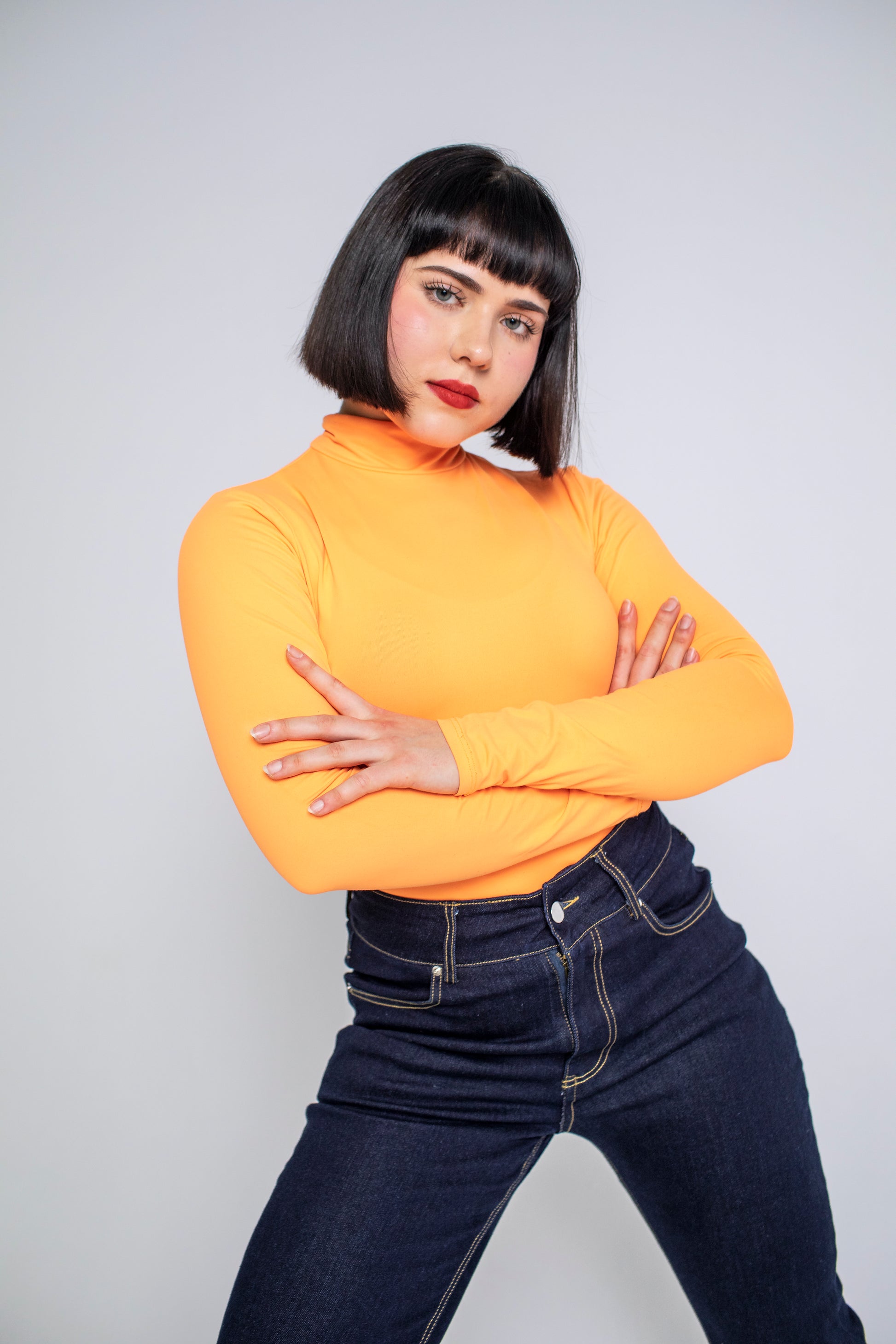 jeansy z wysokim stanem, szerokie jeansy, jeansy flare, navy jeans, jeansy z rozszerzaną nogawką, granatowe jeansy, dżinsy z wysokim stanem, dżinsy dzwony, jeansy vintage