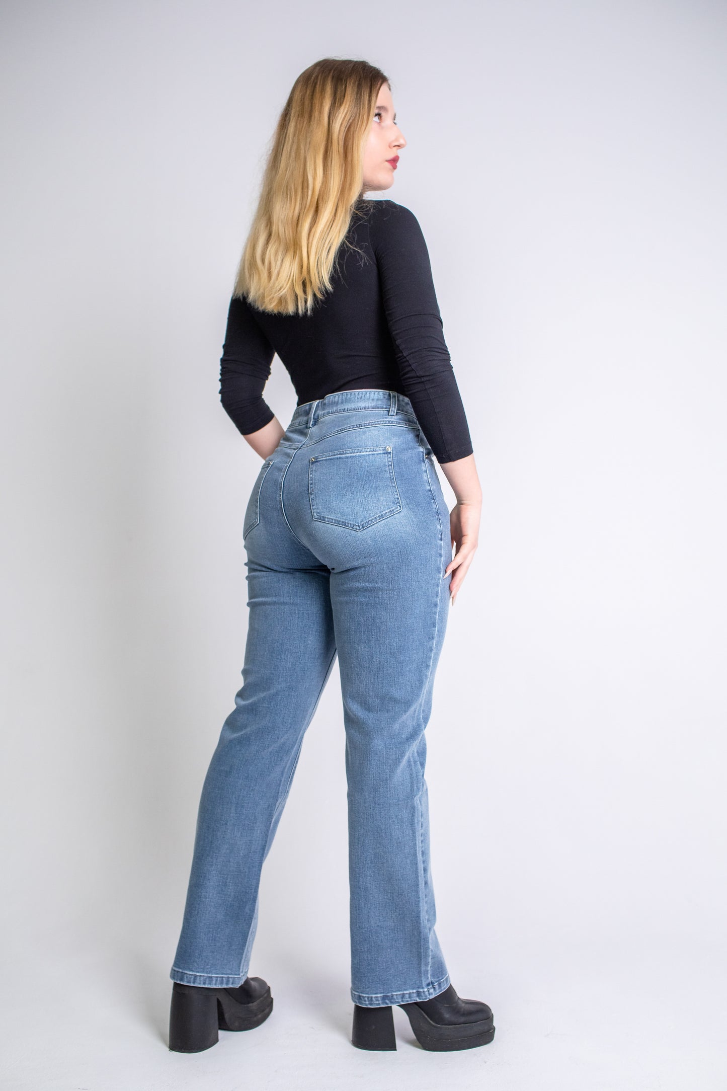 Jasnoniebieskie jeansy damskie z wysokim stanem i prostym krojem, dżinsy damskie, jeansy niebieskie, wysoki stan jeansy, prosta nogawka, przód, straight jeans, proste dżinsy, niebieski jeansy damskie, dżinsy ze wysokim stanem, jeansy damskie, jasne jeansy, 